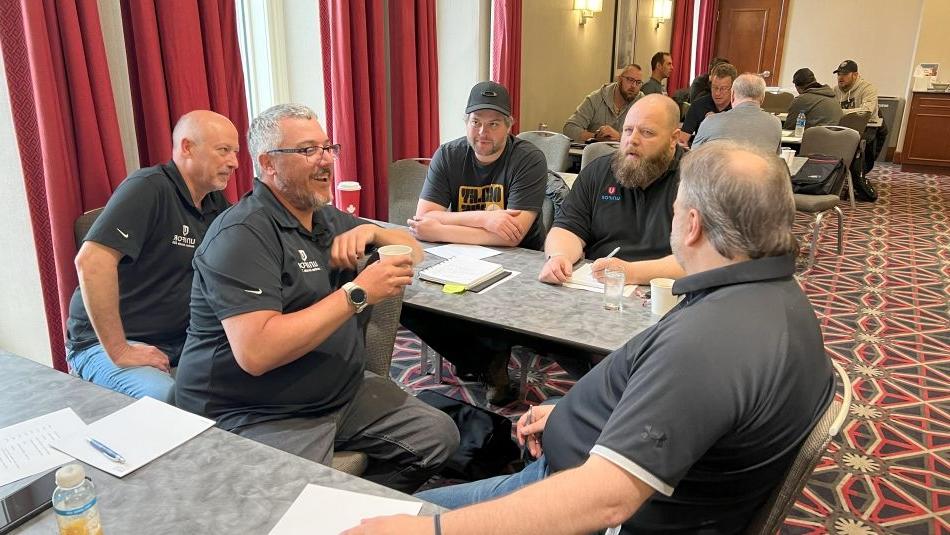 五个男人在加蒂诺的BWP会议上讨论
